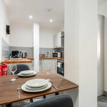Bright & Cosy In Leeds! Free Parking * ليدز