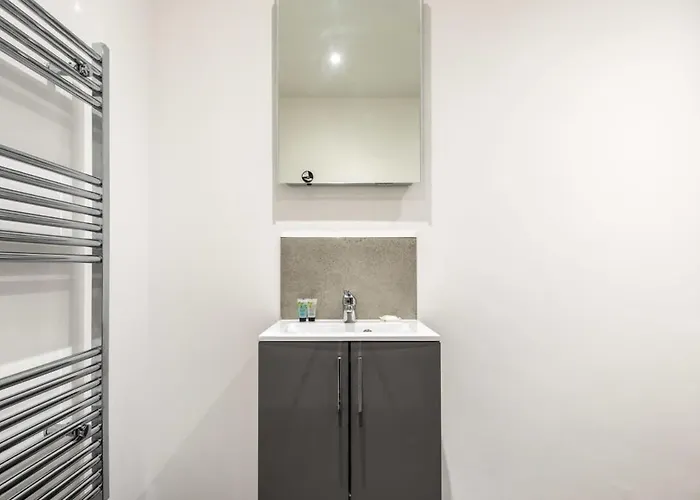 Bright & Cosy In Leeds! Free Parking *